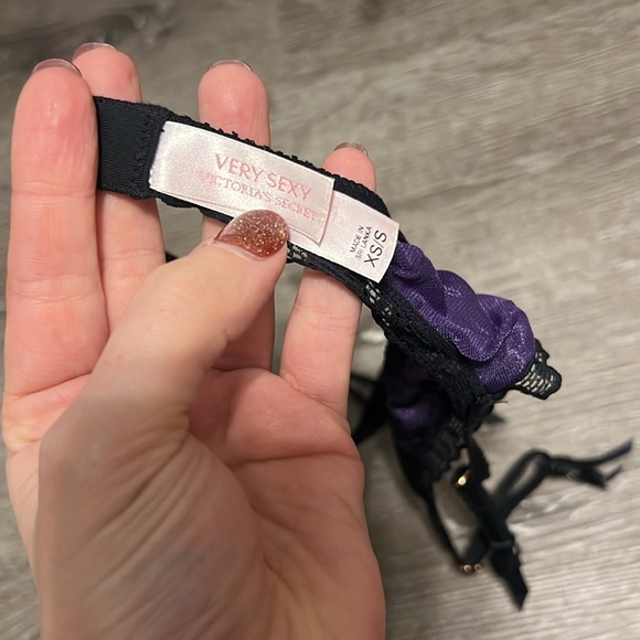 Victoria’s Secret Garter Belt - Picture 3 of 4